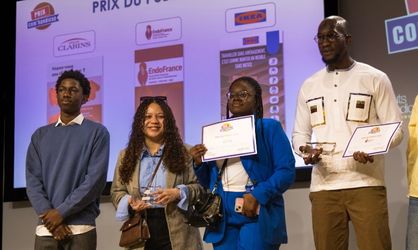 Quatres étudiants sur la scène lors du prix com'handicap 2025