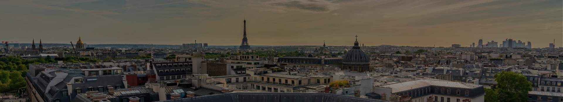 Vue aérienne des toits de Paris depuis la place Vandôme avec la tour Eiffel en arrière plan