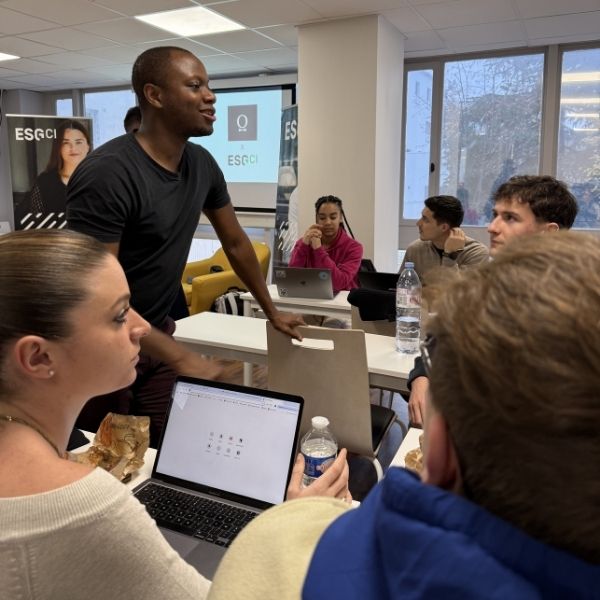 Etudiants en Bachelor Commerce et Marketing avec Arnaud AGBO