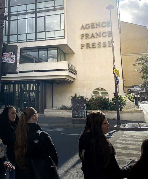 Etudiants de l'ESGCI devant l'AFP Etudiants de l'ESGCI devant l'AFP