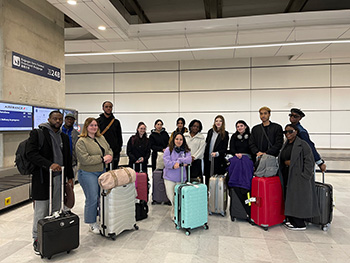 Groupe d'étudiants à l'aéroport Groupe d'étudiants à l'aéroport