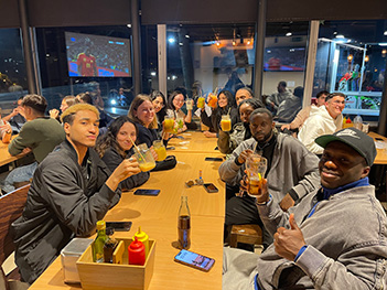 Groupe d'étudiants au bar Groupe d'étudiants au bar