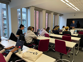 groupe d'étudiants en train de suivre un cours groupe d'étudiants en train de suivre un cours