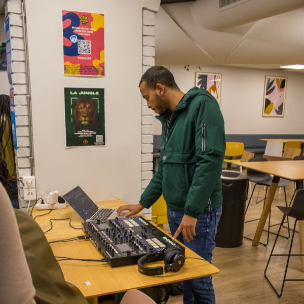 DJ lors de la soirée d'intégration des étudiants internationaux