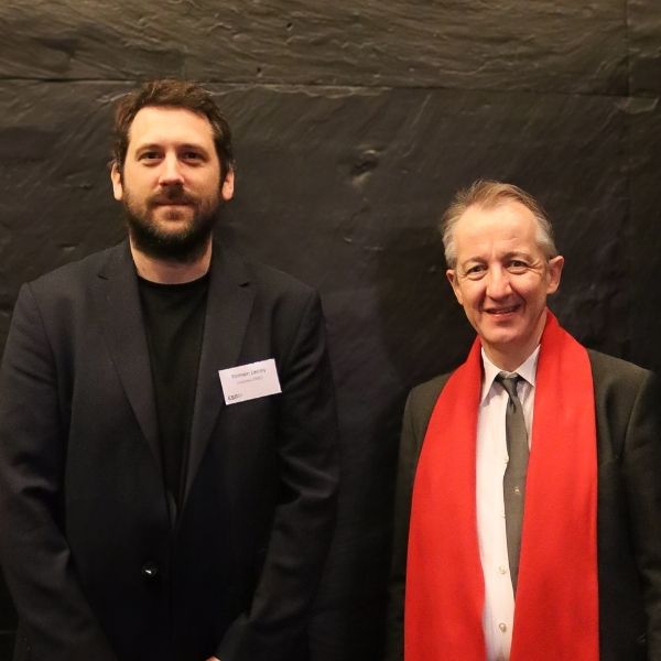 Romain LECOQ et Christophe BARBIER Deux hommes en costume face à la caméra, Romain LECOQ et Christophe BARBIER