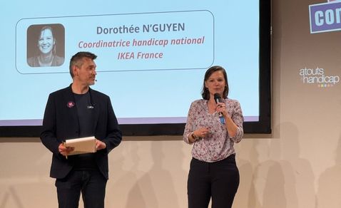 Dorothée N'GUYEN, coordinatrice handicap national chez Ikea France Une femme brune et un homme brun en costume sur scène lors d'une présentation