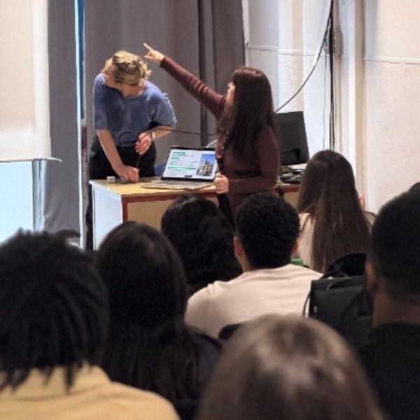 Plongée au cœur d'un cas réel avec les étudiants en Mastère 1 Communication Responsable de filière communication et responsable communication de chez Manatour briefent en cours les étudiants de mastère 1 communication