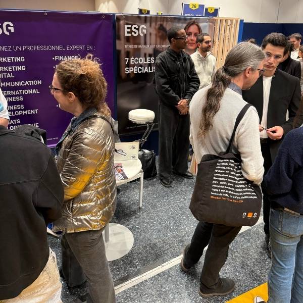 L'ESGCI au salon Le Monde Post-Bac 2025 Plusieurs personnes échangent lors d'un salon professionnel