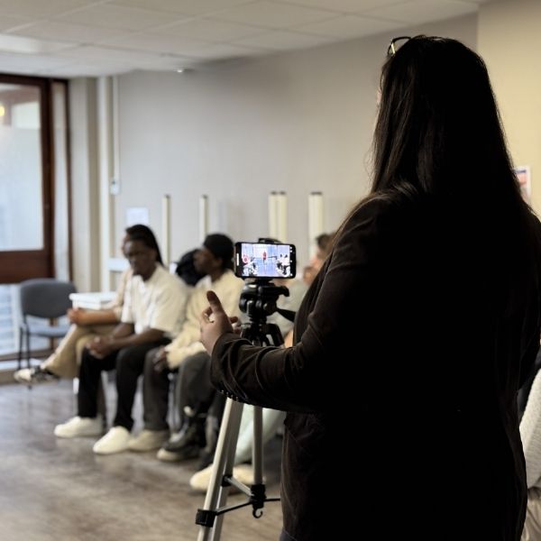 Jeune femme film une vidéo avec son téléphone portable