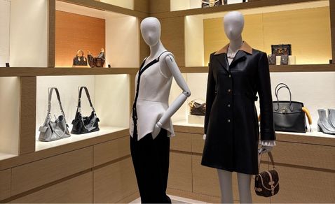 Visite de la boutique Louise Vuitton Mannequins boutique Louis Vuitton à Paris Champs Élysées