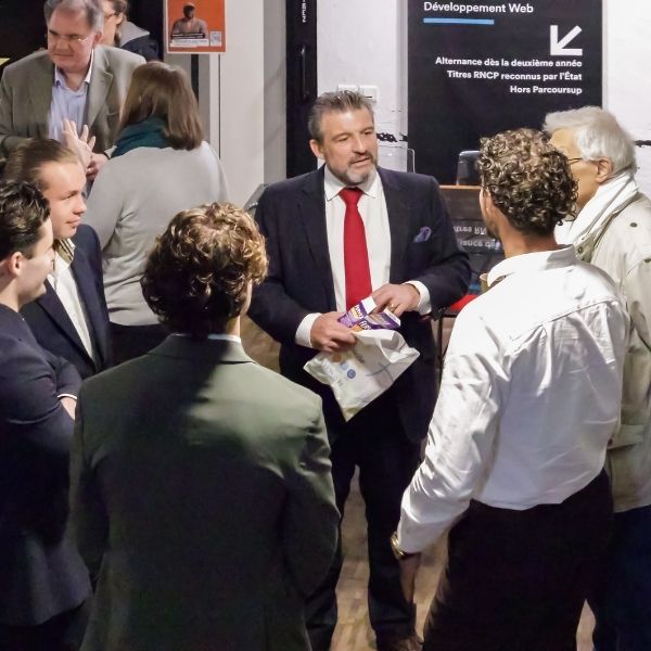 Intervenants et chercheurs lors du colloque Plusieurs personnes parlent ensemble
