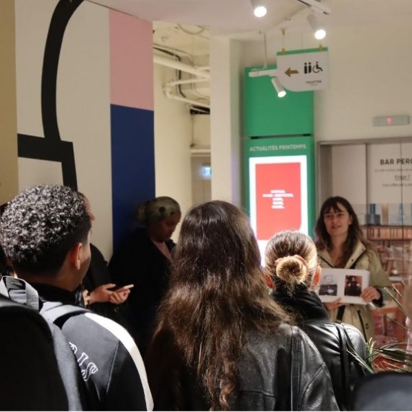 Etudiants en Mastère 1 Communication Groupe d'étudiants en mastère 1 en visite dans le grand magasin du Printemps Haussmann