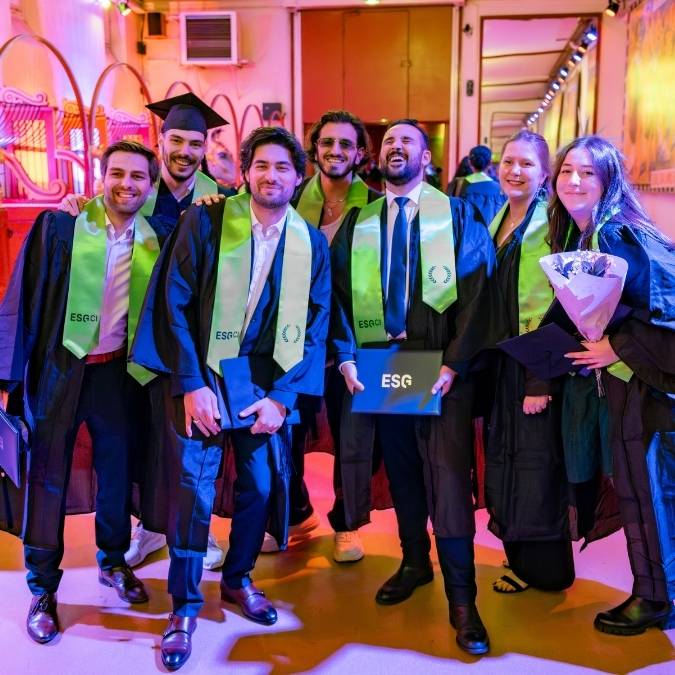 Etudiants diplômés de l'ESGCI Etudiants de l'ESGCI à la remise de diplôme en tenue de diplômé avec une écharpe verte