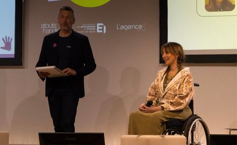 Anja Linder, musicienne et marraine de l'édition 2025 du prix Com'Handicap Un homme en costume et une femme en fauteuil roulant sur scène