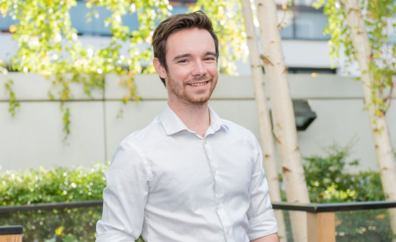 Kevin, alumni de l'ESGCI Jeune homme brun, ancien étudiant de l'ESGCI