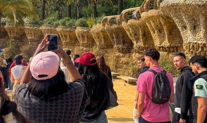 Groupe d'étudiants en voyage scolaire visite le parc Guell à Barcelone