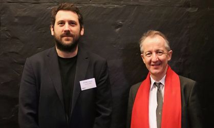 Deux hommes en costume face à la caméra